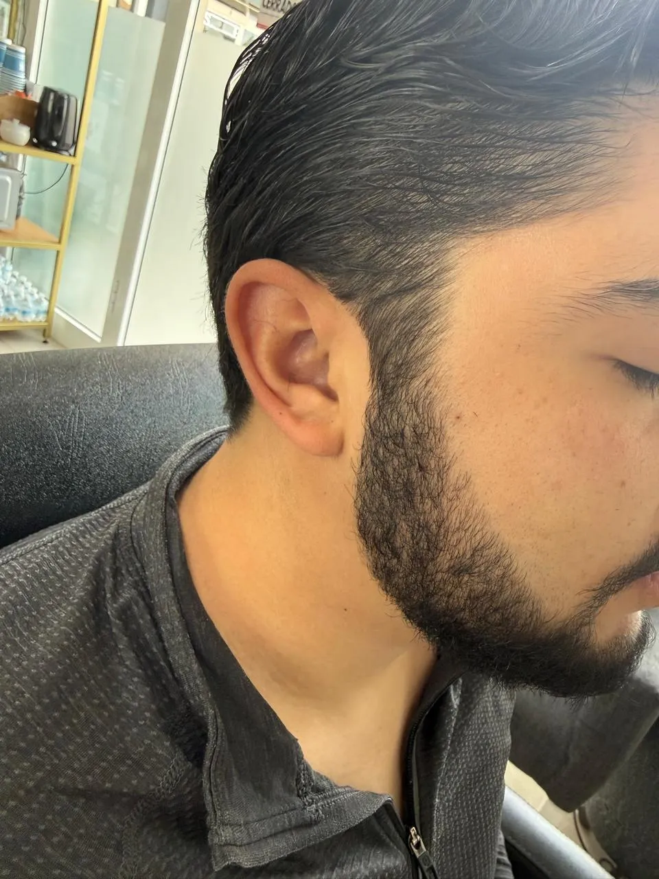 Resultado final con corte y perfilado de barbería profesional