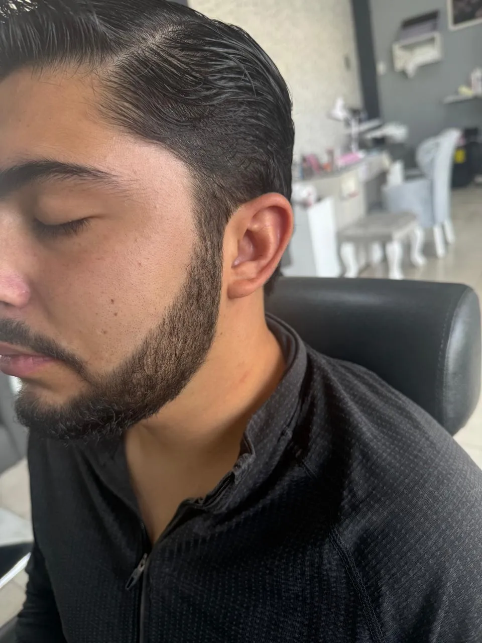 Corte de cabello antes del servicio de barbería