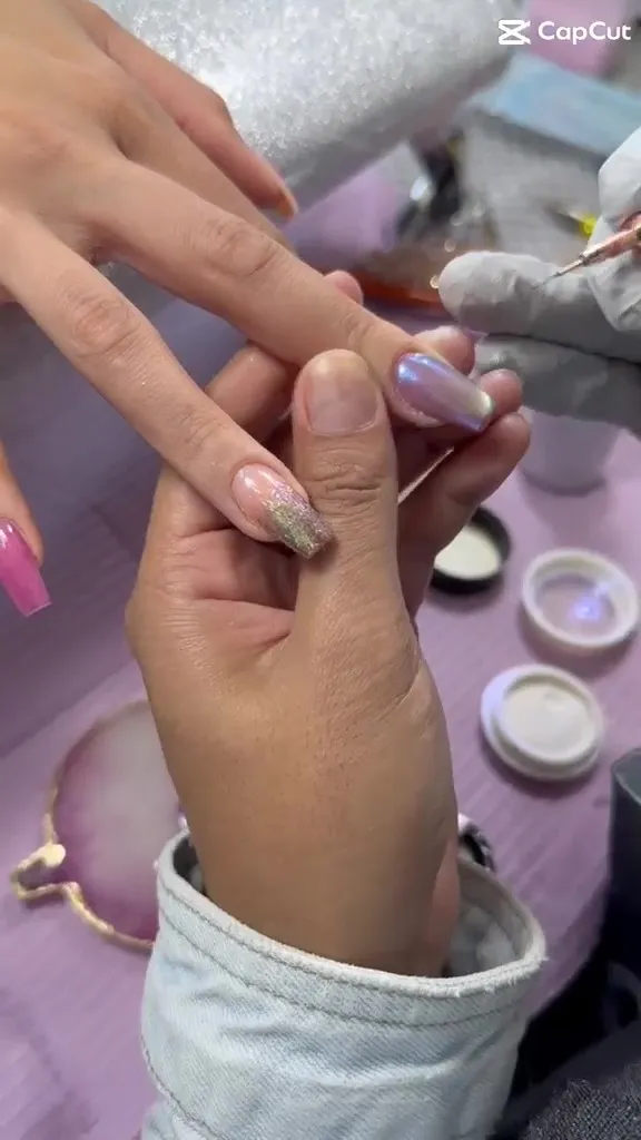 Uñas naturales antes del tratamiento de manicura